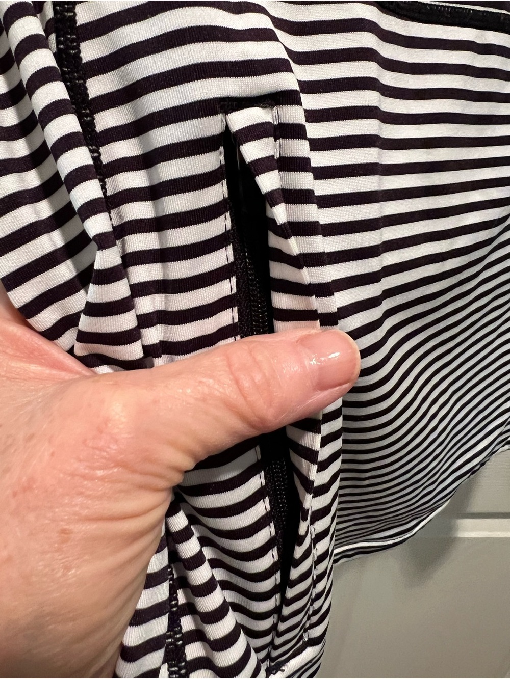 Coolibar women’s sz L Black White Striped Hooded Pullover sun protection - Picture 8 of 9